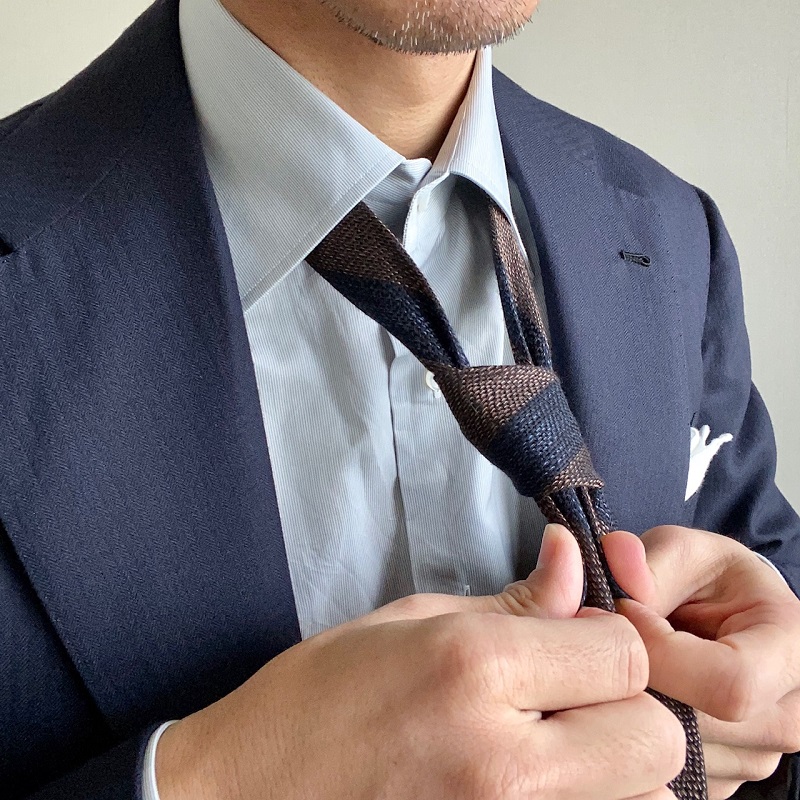 美しいダブルディンプルのつくり方：How to Tie a Tie Fourinhand Knot with beautiful double dimples. The
