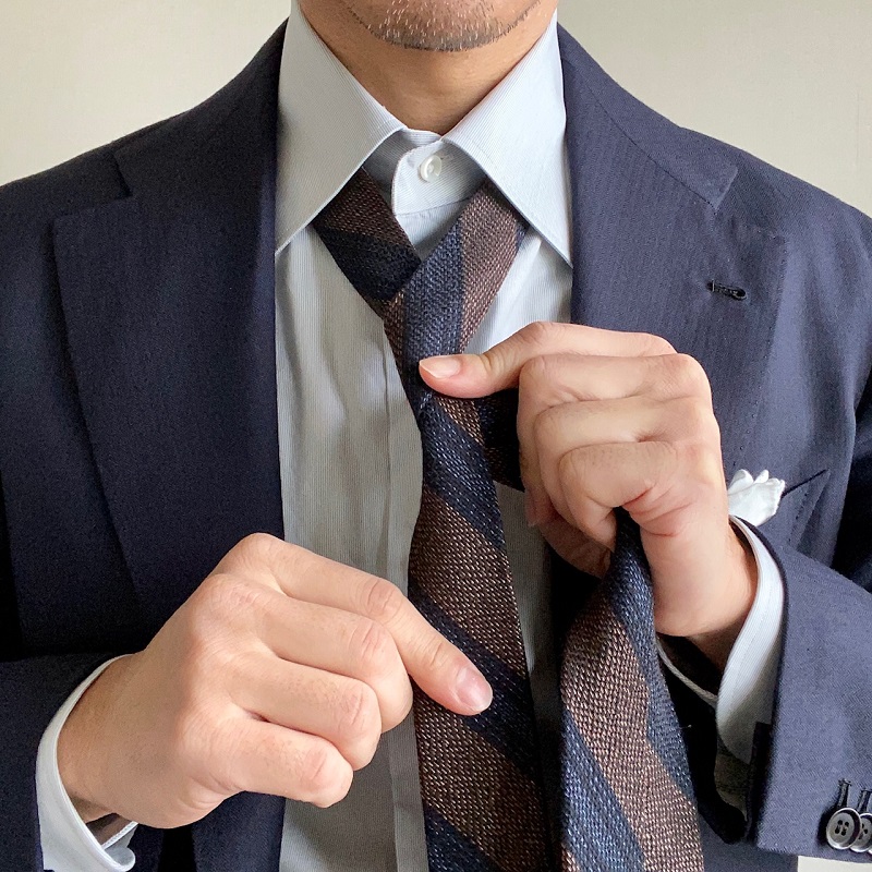 美しいダブルディンプルのつくり方：How to Tie a Tie Fourinhand Knot with beautiful double dimples. The
