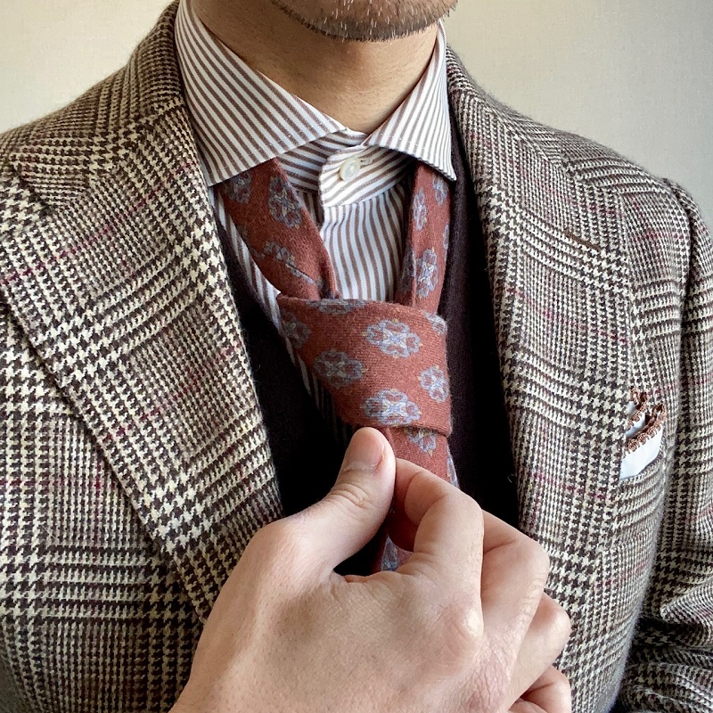 美しいアシンメトリーディンプルのつくり方：How to Tie a Tie Four in Hand knot with a beautiful asymmetry dimple